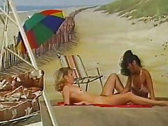 Хоер лесбиян тоглож дэвсгэр дээр наран шарлагын газар