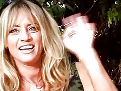 Улбар шар үстэй хүн азийн лесбиян нь түүний хатуу pussy licked гэхэд зүггүй найзууд парк