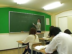 Бяцхан хүүгийн авдаг нь түүний бяцхан дагуурын үнсэж, cunt licked гэхэд үржлийн